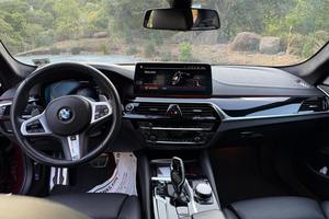 BMW M550i xDrive Twin-Turbo V8, AWD, modèle 2021, d'occasion haut de gamme - Product Image 4