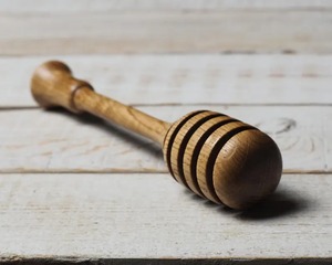 Utensilio de cocina de madera hecho a mano reutilizable para jarabe de miel y servir de arce con diseño ecológico - Product Image 5