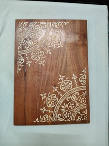 Elegante Tabla de Cortar Rectangular de Madera Natural de 2.0 cm de Grosor, Apta para Lavavajillas, Reutilizable y Sostenible, para Queso y Pan - Product Image 1