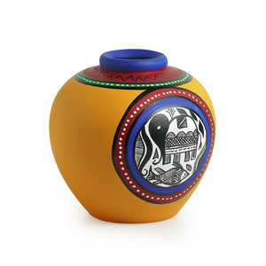 Vase en forme de Matki en terre cuite jaune de 15,2 cm, fait à la main, peint à la main, Madhubani, fabriqué en Inde - Product Image 3