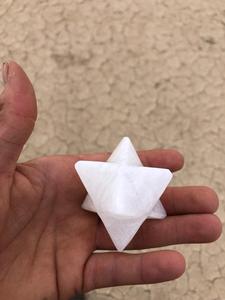 Pirámide de Piedra Solar Blanca Natural Pulida - Product Image 4