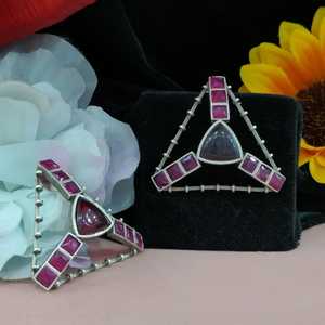 ต่างหูสตั๊ดโลหะคุณภาพสูงระดับพรีเมี่ยมพร้อมหินมอยส์ซอไนต์ประกายทันสมัยและสง่างามเหนือกาลเวลา - Product Image 4