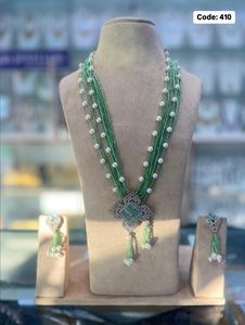 Conjunto de joyería de latón Royal Kundan, collar y pendientes con cuentas para uso tradicional - Product Image 3