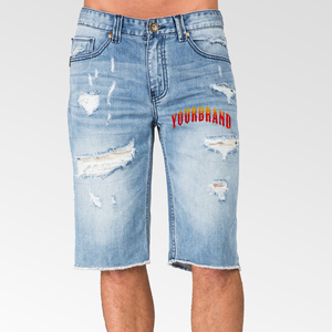 Pantalones cortos de mezclilla desgastados estilo Streetwear 2025, pantalones cortos de hombre de longitud larga con dobladillo inferior crudo y logotipo bordado personalizado - Product Image 1