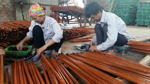 Escobas de plástico baratas a granel artesanías naturales de Vietnam - Product Image 4