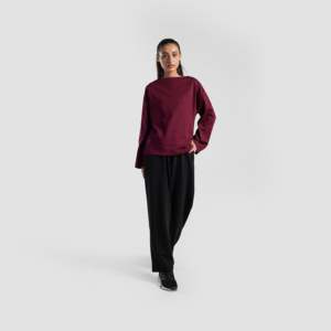 Haut de bateau bordeaux élégant avec un élément de mode épuré - Product Image 3