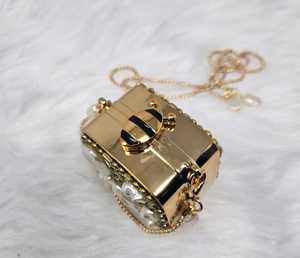 Bolso de Mano Metálico de Lujo para Mujer, Diseñado para Eventos Nocturnos Elegantes, Bolso Inspirado en Diseñadores con Correa de Cadena - Product Image 3