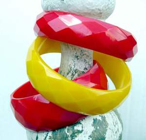 Brazaletes de resina hechos a mano con toque artístico - Product Image 1