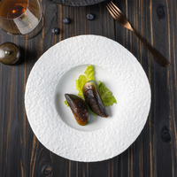 YAYU Vaisselle Moderne Personnalisée Effet Pierre Mat, Assiette à Salade Blanche Irrégulière Gravée pour Hôtel, Assiette en Céramique Noire pour Restaurant