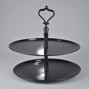 Présentoir à gâteau en métal finition laiton antique avec design artisanal détaillé, parfait pour les mariages, les banquets et les célébrations élégantes - Product Image 2