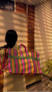 Sac à cosmétiques en nylon à fermeture éclair réutilisable et écologique fait à la main sac de plage en plastique recyclé tissé à rayures d'Inde - Product Image 5