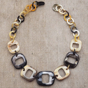 Collar de Lujo Hecho a Mano con Cuerno de Búfalo, Joyería Natural y Sostenible para Mujer, Alta Calidad - Product Image 1