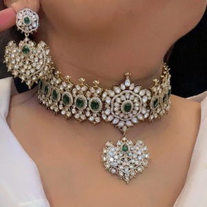Hermoso conjunto de collar con aspecto de piedra chapada en oro con doblete de moissanita, pendientes para mujer, joyería de diseñador para boda y fiesta - Product Image 1