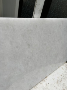 พื้นผิวขัดเงาหินอ่อนคริสตัลสีขาวธรรมชาติจากเวียดนามสำหรับเคาน์เตอร์ครัวสวนกลางแจ้งและโต๊ะเครื่องแป้งในห้องน้ำ - Product Image 5