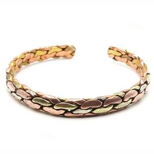 Brazalete de cobre liso con ganchos de latón para un aspecto lujoso - Product Image 2