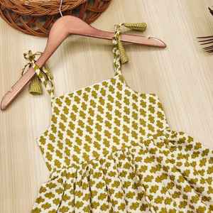 Ensemble de fête ethnique traditionnel respirant pour enfants Shoryam Fashion |   Ensemble 2 pièces pour fille : Kurti sans manches à imprimé numérique et pantalon peplum, tenue de jeu - Product Image 2