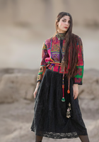 Veste longue en velours noir Kochiyaan Zarmeena avec dentelle superposée, broderie dorée, perles, boutons et manches cloche exagérées, coupe naturelle