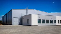 Bâtiment commercial à structure en acier, abri de stockage préfabriqué à ossature métallique, bardage en panneaux sandwich polyuréthane
