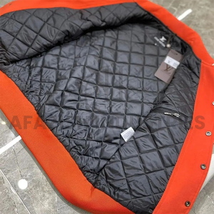 Chaqueta del equipo universitario para mujer, chaqueta de béisbol recortada de manga larga, con hombro caído, personalizada - Product Image 4