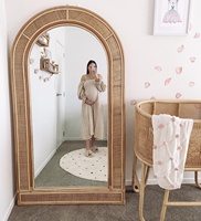 Nouveaux produits uniques support de miroir ondulé cadre en rotin sur pied, grands accessoires d'intérieur de sol