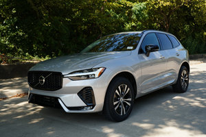 Seminuevo Clean 2024 Volv0 Núcleo de XC-60 Tema Oscuro - Product Image 2