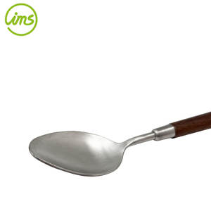 Cuillère à dîner en acier inoxydable avec manche en bois de noyer moderne de luxe en gros pour une utilisation en fête - Écologique et durable - Product Image 2