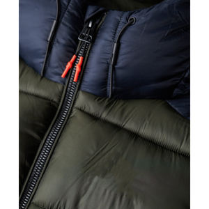 Fabricantes de ropa Tallas grandes Invierno A prueba de viento Hombres Chaqueta acolchada con cuello alto Logotipo frontal Colores personalizados Estilo de calle alta - Product Image 4