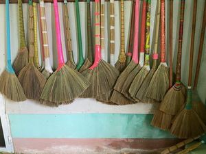 Escobas y Recogedores de Polvo para el Hogar, Económicos, Ecológicos y Duraderos, con Mango Corto de Bambú y Cerdas en Forma de Bandera - Product Image 3