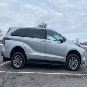 PERFECT PRICE FOR 2024 Toyota Sienna XLE 7-<b>Passenger</b> - Product Image 2