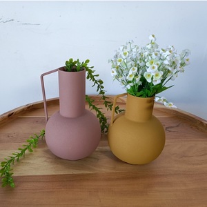 Vase à fleurs en métal antique pour la maison et les hôtels Vase à urne décoratif avec double poignées latérales Pot de fleur antique doré - Product Image 3