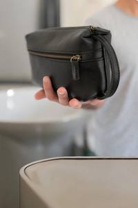 Bolsa de Cosméticos de Viaje de Cuero Negro Lavado a la Piedra de Lujo de Diseñador 2024 - Product Image 4