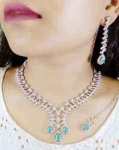 Ensemble de collier anti-ternissement pour femmes indiennes avec boucle d'oreille assortie et bijoux Maang Tika AD pour cadeau de fiançailles de fête de mariage - Product Image 4