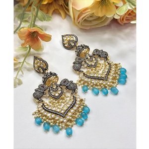 Boucles d'oreilles Kundan Designer chic avec boucle d'oreille en pierre pour femmes filles pour les looks de soirée pour la mode de fête - Product Image 1