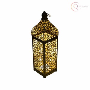 Lanterne en métal de luxe avec un look antique |   Durable et imperméable |   Rehausse l'attractivité vintage de la décoration intérieure pour l'utilisation pendant le Ramadan - Product Image 3