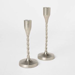 Portavelas de metal votivo compacto con patrón de encaje adornado que produce una iluminación delicada perfecta para mesitas de noche o baños - Product Image 1
