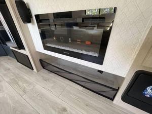 Caravana de Viaje Todoterreno Ultra Ligera Explorer con Diseño Impermeable y Capacidad para 8 Personas - Product Image 2