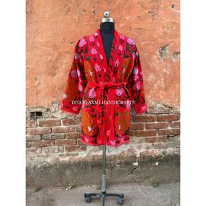 Vente en gros Peignoir indien en coton Suzani brodé à fleurs à la main Peignoir unisexe Kimono en velours Robe longue style Boho grande taille - Product Image 4