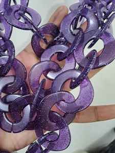 Colliers en résine bicolore fabriqués à la main avec des accents de paillettes et des détails de tourbillon Un cadeau de bijoux unique pour elle pour tous les événements - Product Image 5