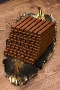 Plateau de service à chocolat en métal décoratif finition or élégance à votre table, idéal pour les occasions festives et formelles - Product Image 3