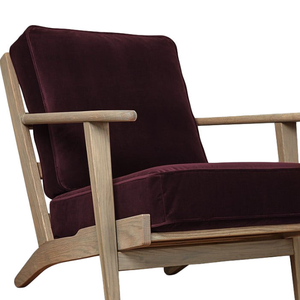 Ce fauteuil populaire présente une structure robuste en bois massif et une revêtement en velours foncé moelleux et durable. - Product Image 3