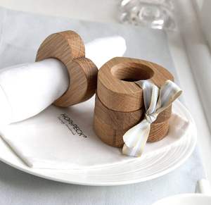 Élégant rond de serviette en bois rustique avec finition artisanale adapté à la décoration de table des maisons cafés restaurants - Product Image 1