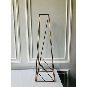 Cadre en métal robuste plaqué or de haute qualité avec support en acrylique Harlow Designer créatif moderne décoration de pièce maîtresse de mariage - Product Image 3