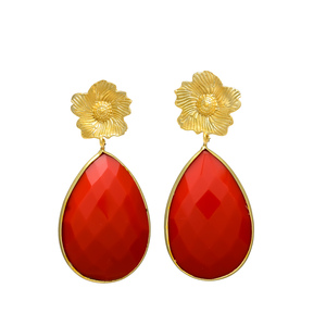 Recién llegado, pendiente de gota de lágrima de piedras preciosas de ónix rojo con hermosa parte superior de flor - Product Image 1