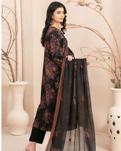 SSumaira Collection brodée en mousseline de soie imprimée numérique Dupatta avec ensemble de tissus Satin Shalwar - Product Image 1