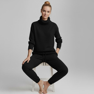 Ensemble pull et jogging tricoté personnalisé pour femme – Écologique, respirant, avec logo frontal - Product Image 3