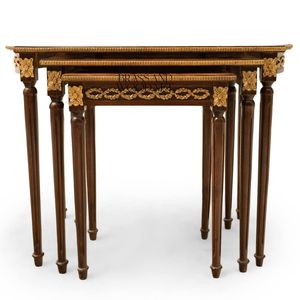 Ensemble de tables gigognes classiques de luxe en bois avec incrustations de marqueterie détaillées et accents dorés antiques pour maisons élégantes - Product Image 4
