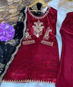 Élégance hivernale: Robes pakistanaises pour femmes Salwar Kameez Dernier séjour élégant et chaleureux avec les derniers designs d'hiver au Pakistan - Product Image 2