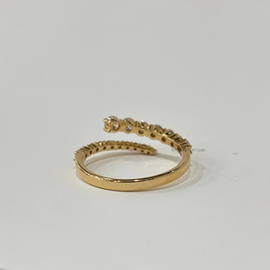 Anillo de moissanita de derivación curvo para mujer Piedras de corte redondo cónico en banda de oro amarillo Anillo de apilamiento de estilo de envoltura abierta para mujer - Product Image 2