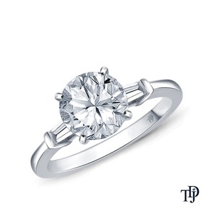 Anillo de Compromiso de Oro de 14K con Piedras Laterales de Corte Baguette y Diamante Central (Natural) Fabricante Mayorista y Minorista OEM - Product Image 2