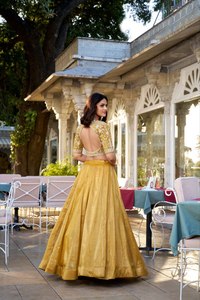 Belle tenue occasionnelle de qualité supérieure Goldie Lehenga Choli & Dupatta avec une broderie de fil uni et à paillettes à vendre - Product Image 6